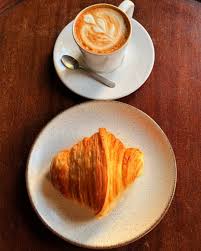 Croissant Clássico & Capuccino